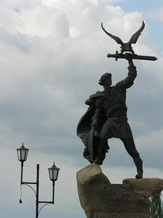 Памятник Владимиру Храброму-Донскому.