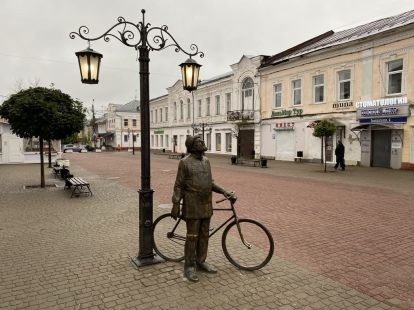 Скульптура Циолковского с велосипедом