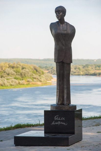 Памятник Белле Ахмадулиной в Тарусе