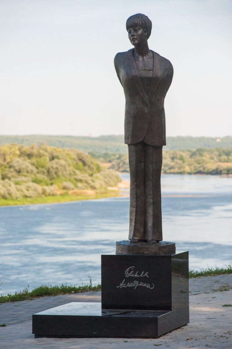 Памятник Белле Ахмадулиной в Тарусе — 